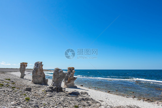 在瑞典高特兰 岩石海岸的悬崖结构图片