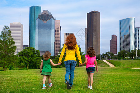 母亲和女儿们在城市天线上举手走路摩天大楼孩子们景观女士家庭金发公园建筑学女孩们建筑物图片