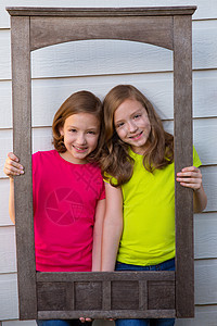 冒着老木木边框的双姐妹姊妹女孩女性双胞胎房子童年快乐孩子框架学生女孩们假期图片