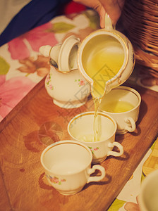 茶壶茶茶水在杯中流动 茶茶仪式陶器棕色商品服务仪式饮料土制桌子黏土茶具图片