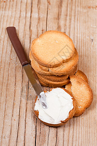 配奶油奶酪的零食饼干点心产品白色面包美食香葱蛋糕木头食物小吃图片