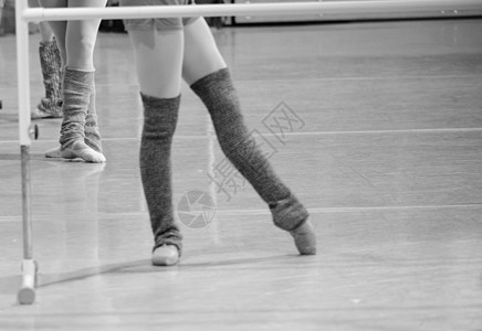 练习期间芭蕾舞者脚图片