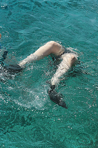 女摄影师潜水进入红海水照片波浪红色相机海浪热带女性面具潜水员游泳图片