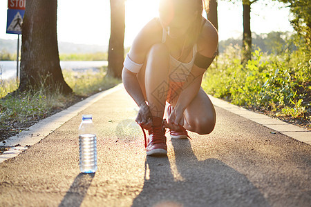 户外健身妇女跑步运动员娱乐公园女性闲暇耀斑训练日出日落图片