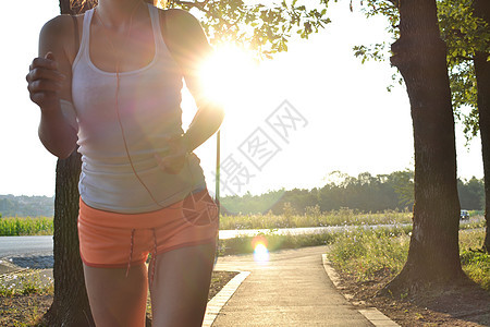 户外健身妇女女性活动锻炼耀斑运动员闲暇公园日落跑步运动图片