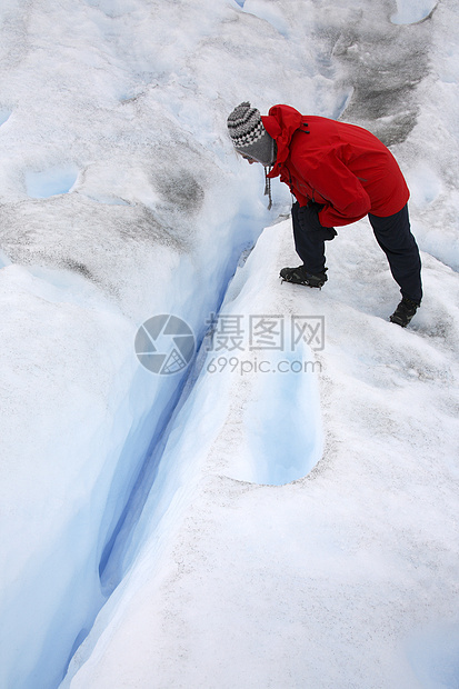 观光客调查一个裂缝——阿根廷图片