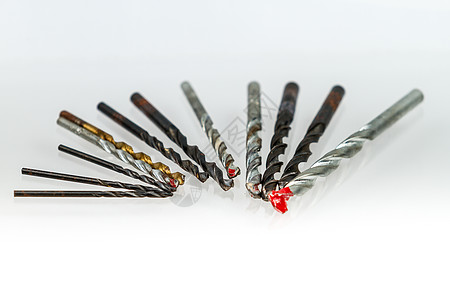 孤立白背景上的屈利比特金属坚果刨花锯末工作机械指甲工具维修技术图片