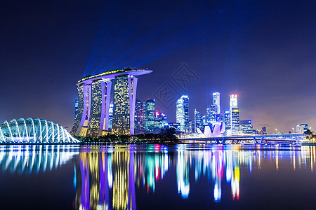 新加坡市夜间车轮办公室传单大楼灯展办公楼城市摩天大楼码头地标图片