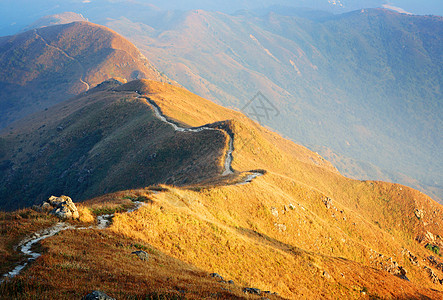 山区之路高地石径草地杂草爬坡场地远足路径天空人行道图片