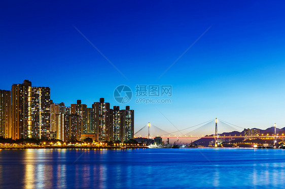 夜间在香港的住宅楼建筑公寓市中心海岸线居所房屋景观青衣城市住房图片