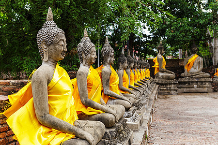古老的寺庙佛像崇拜艺术文化佛教徒祷告历史性雕像黄袍植物长袍图片