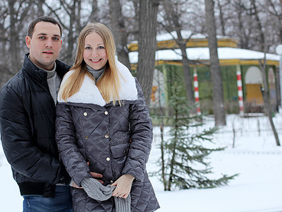 一对快乐的年轻夫妇的肖像夫妻家庭公园活动男人微笑毛皮男生女孩季节图片