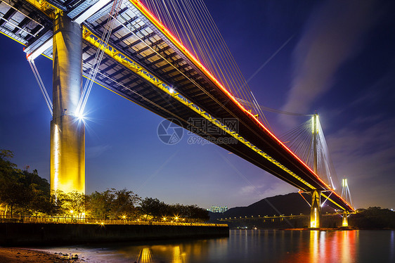 夜里香港的廷九桥悬吊桥通道街道天际地标海洋爬坡运输图片