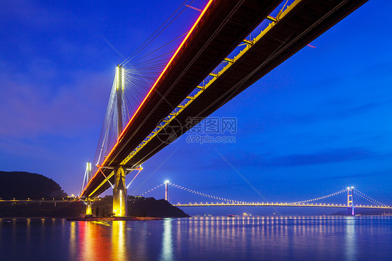 夜间在香港的停泊桥运输爬坡海洋街道通道海岸天空地标天际图片