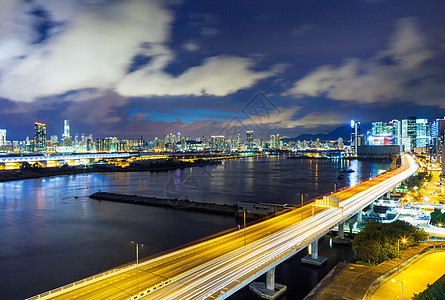 晚上有高速公路的香港市景观地标巡航天际海洋天空办公室商业建筑城市图片