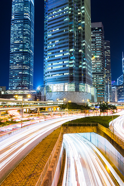 香港市夜间交通繁忙景观大楼办公室天际建筑办公楼企业踪迹摩天大楼天空图片