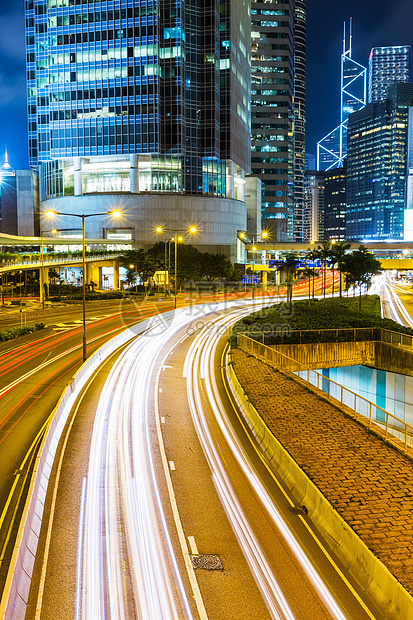 香港市夜间交通繁忙公司商业天空踪迹企业大楼城市摩天大楼建筑金融图片