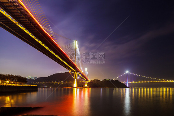 夜间在香港的停泊桥运输天际爬坡海岸通道海洋地标街道天空图片