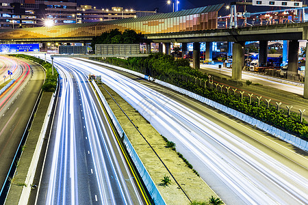 晚上在高速公路上繁忙交通轨迹通道视角城市景观运动建筑红绿灯踪迹图片