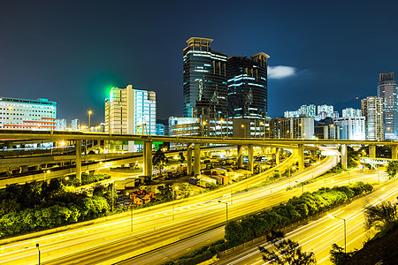 晚上在高速公路上繁忙交通红绿灯踪迹景观灯杆天际通道天空城市运动视角图片