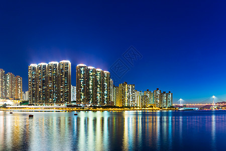 夜间在香港的公寓楼大楼居所天际房屋城市住宅海景民众住房市中心海岸图片