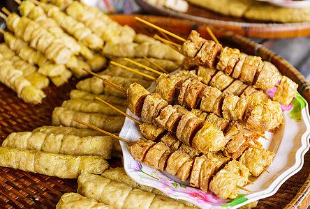 泰国粮食市场上的灰粮市场食品摊位鱼丸街道小吃沙爹豆腐美食烤棒食物香肠图片