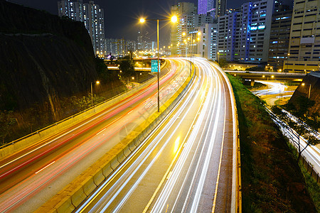 晚上在高速公路上繁忙交通红绿灯灯杆踪迹轨迹视角建筑灯光通道运动城市图片