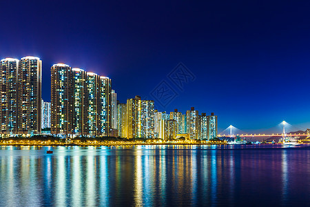 晚上在香港市城市居所市中心住房民众公寓海洋天际住宅建筑图片