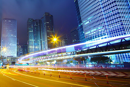 夜间城市的交通路线运动踪迹灯杆景观轨迹视角摩天大楼通道办公室办公楼图片