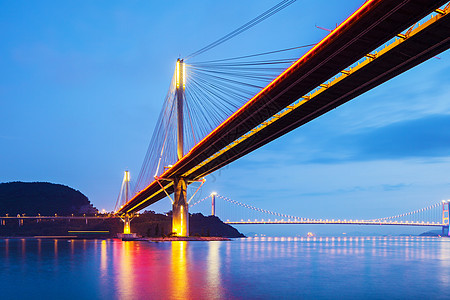 夜间在香港的停泊桥通道天际海岸海洋地标爬坡街道运输天空图片