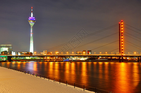 深夜在杜塞尔多夫的莱因河边美丽的夜晚海岸技术旅行天空绳索照明建筑港口游艇边界建筑学图片