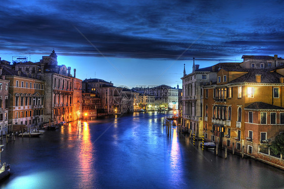 夜运河在威尼斯 有美丽的灯光 意大利威尼斯图片