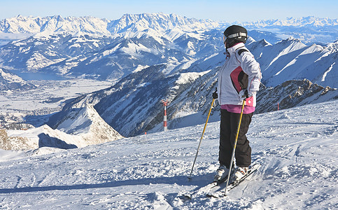 Kaprun的Ski度假胜地 妇女与冰川 奥地利场景晴天天空滑雪者假期旅行阳光太阳蓝色高山图片