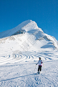 Kaprun的Ski度假胜地 妇女与冰川 奥地利场景运动滑雪板旅行蓝色高山滑雪滑雪者顶峰太阳图片