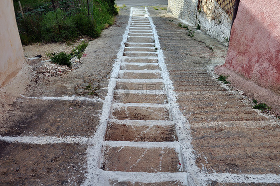 斜坡小巷白漆的台阶图片