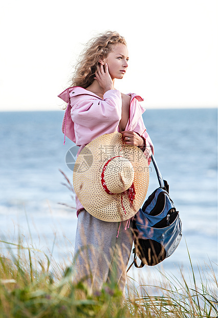 女人站在海边的海滩上图片