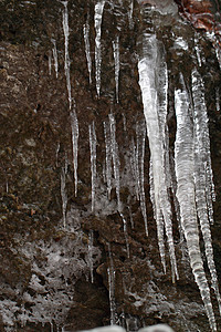 深底的冰柱白色冻结季节岩石天气水晶图片