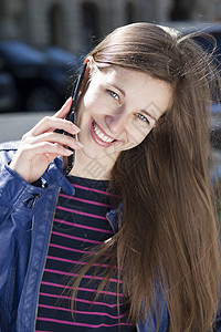 快乐的女子在手机上聊天黑发女性女士幸福微笑成人街道女孩白色青年图片