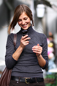 快乐的女子在手机上聊天黑发电话街道戒指幸福讲话女士成人女性青年图片