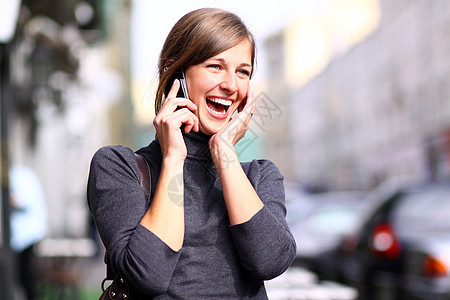 快乐的女子在手机上聊天女孩女士白色戒指电话细胞街道微笑女性幸福图片