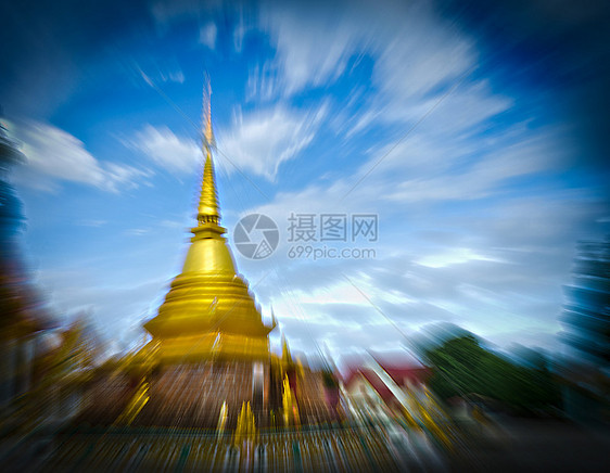 泰国金色法拉塔德或蓝云天空帕哥加图片