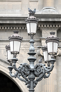 鸽子站在光线上天空照明黑色街道玻璃建筑学城市邮政金属灯泡图片
