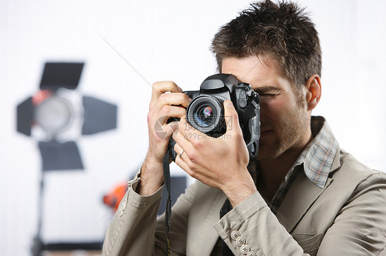摄影师工作室影棚镜片水平相机男人摄影职业专业专注图片