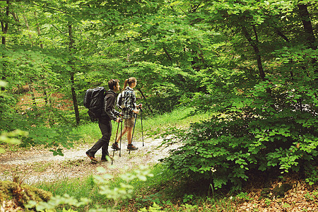 2个挪威徒步行者登山杖树叶女子男人女孩健身福利风光运动两个人图片