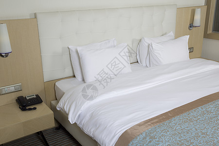 在豪华酒店房间的国王大床陈列柜商业床垫床头板枕头奢华套房摄影假期墙纸图片