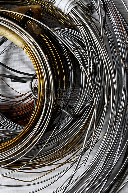 不同金属电线的多彩镀锌螺旋电缆工具白色焊接栅栏管子工业黄铜图片