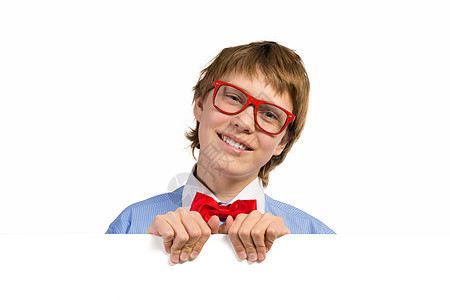 戴白标牌眼镜的男孩横幅幸福海报蝴蝶手指卡片男性广告广告牌工作室图片