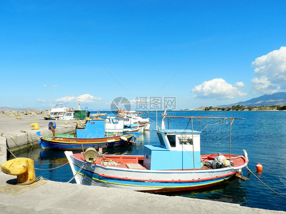 丰富多彩的渔船海洋港口码头蓝色天空图片