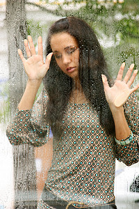 雨后窗边一个年轻女子的肖像回忆录潮湿窗户街道女孩腰带眼泪呼吸打印记忆图片