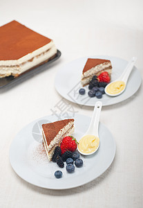 甜点加浆果和奶油美食粉末盘子水果咖啡蛋糕小吃食物巧克力糕点图片
